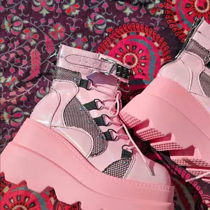 platform shoe pink holographic size 8 foot new shoe never worn.