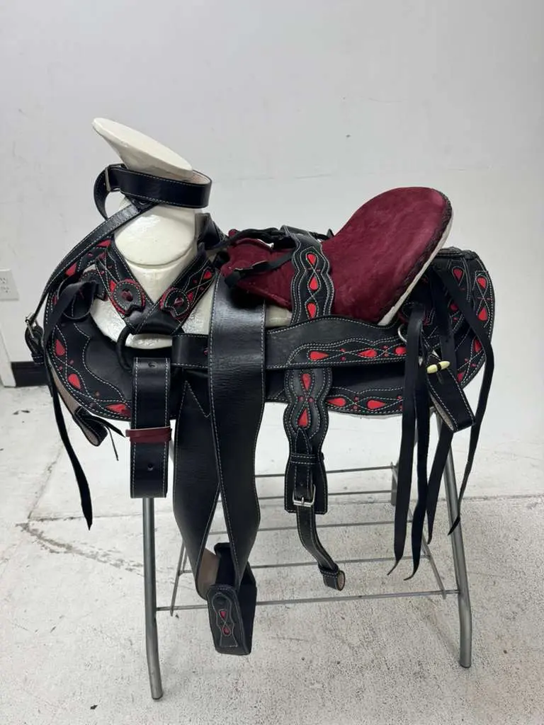 Charro Saddle 15.5” – Black & Wine Red Bordada “El Diablo” (Set Completo)