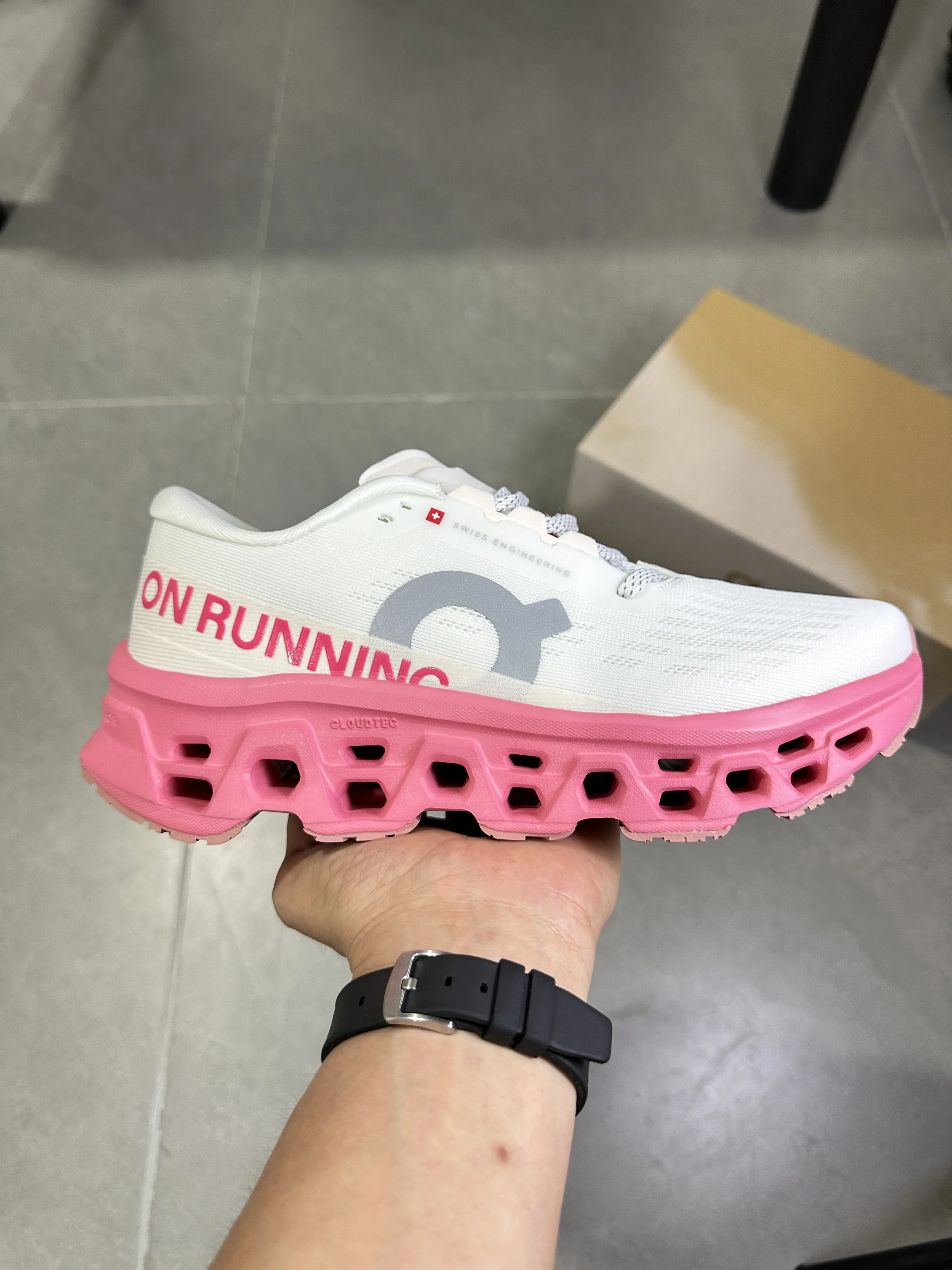 Dual Tone Lightweight Mesh Performance Trainers Hollow Cutout Cushion Outsole Long Distance Walking Sneakers For Men Women Unisex