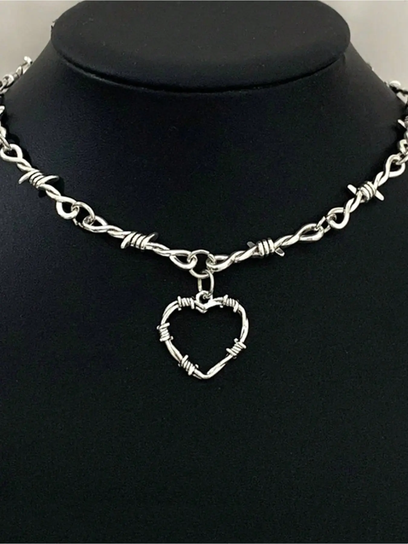 1 PC Small Wire Brambles Iron Heart Choker Necklace Heart Design Necklace Women Hip-Hop Gothic Punk Style Fashion Alloy Necklace Barbed Wire Little Thorns Chain Choker Gifts Fashionable Accessory