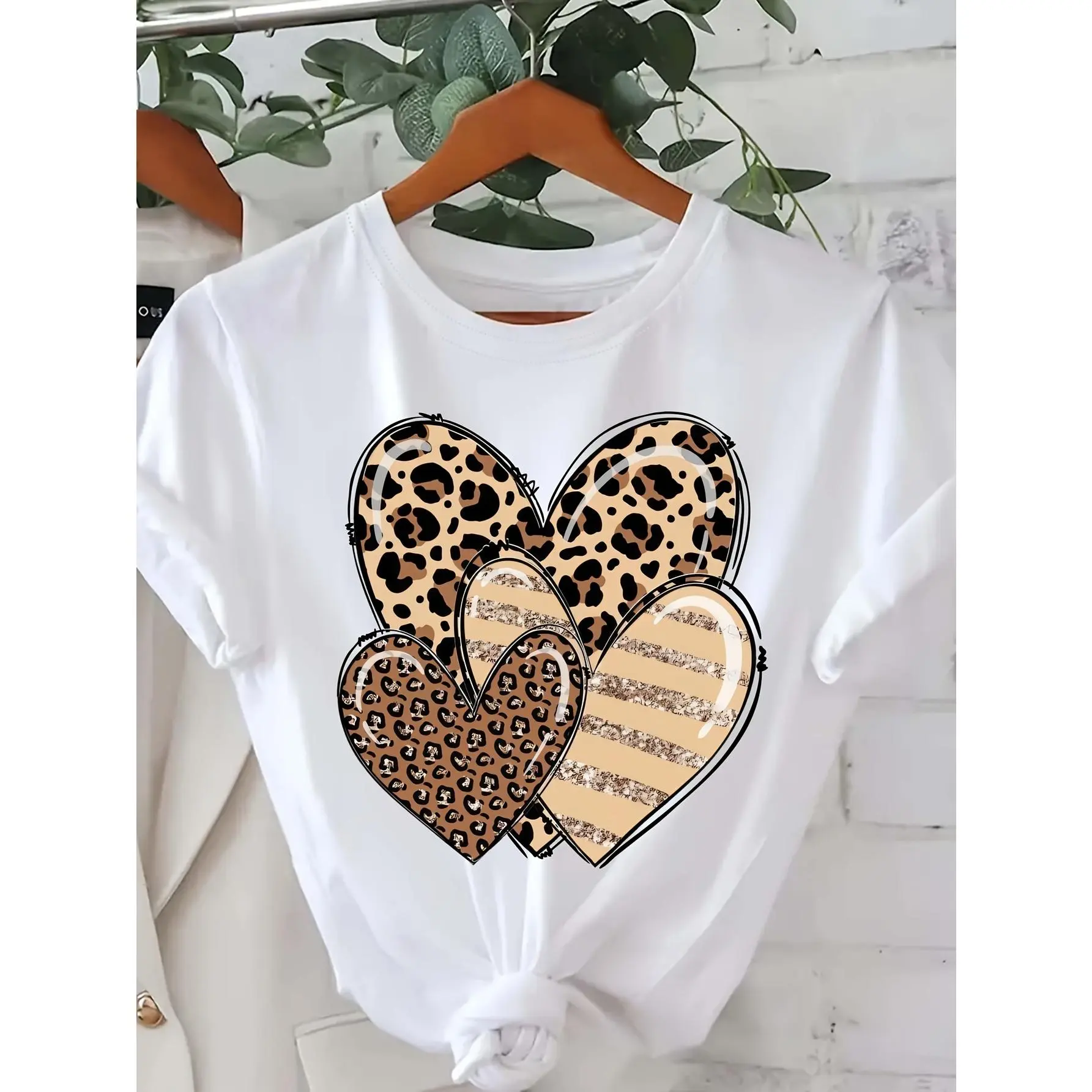 Women's Chic Sports Short-Sleeve Crew Neck T-Shirt - Leopard Print Heart Design, Soft Polyester Fabric, Regular Length, Lady's All-Season Undershirt for Casual Attire