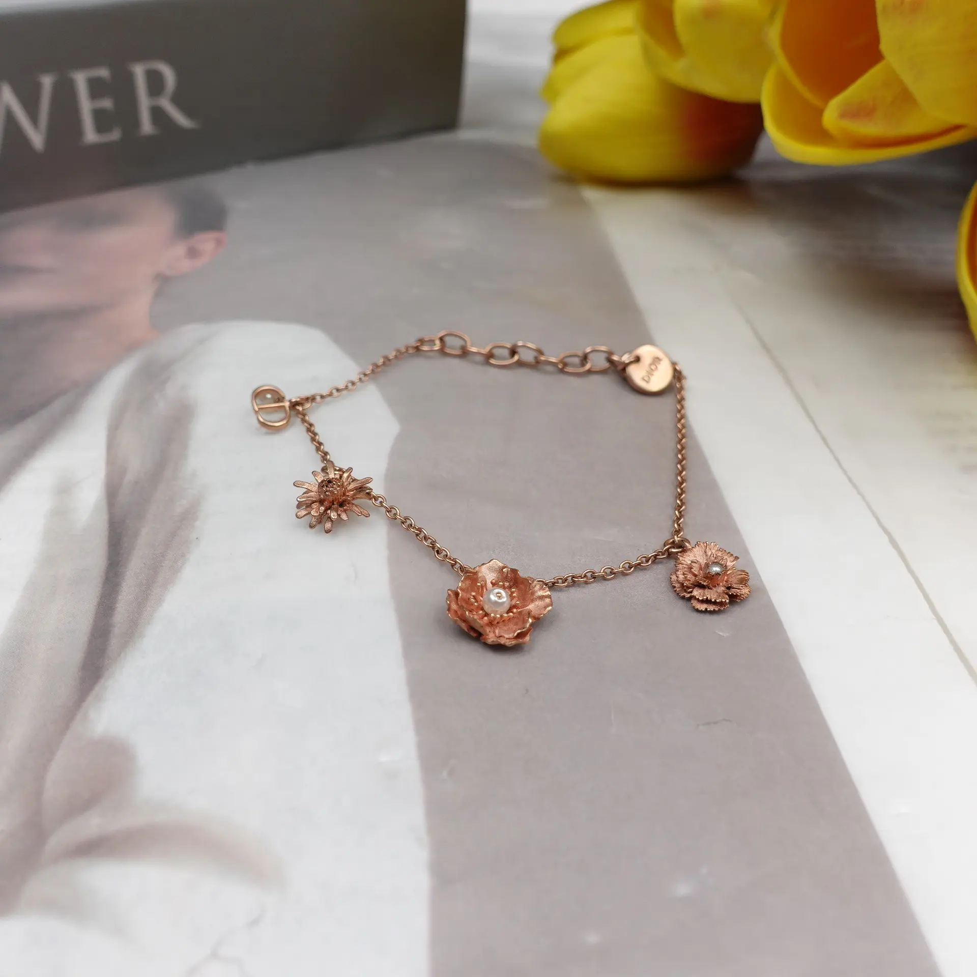 Pre-owned Dior Gold Tone Flower Pearl Bracelet T10261650