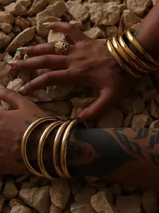 A Minimalist Style, Plain Circle, Hollow and High-End Round Bracelet, A Fashionable Holiday Accessory for Women, Elegant Minimalist Bangle