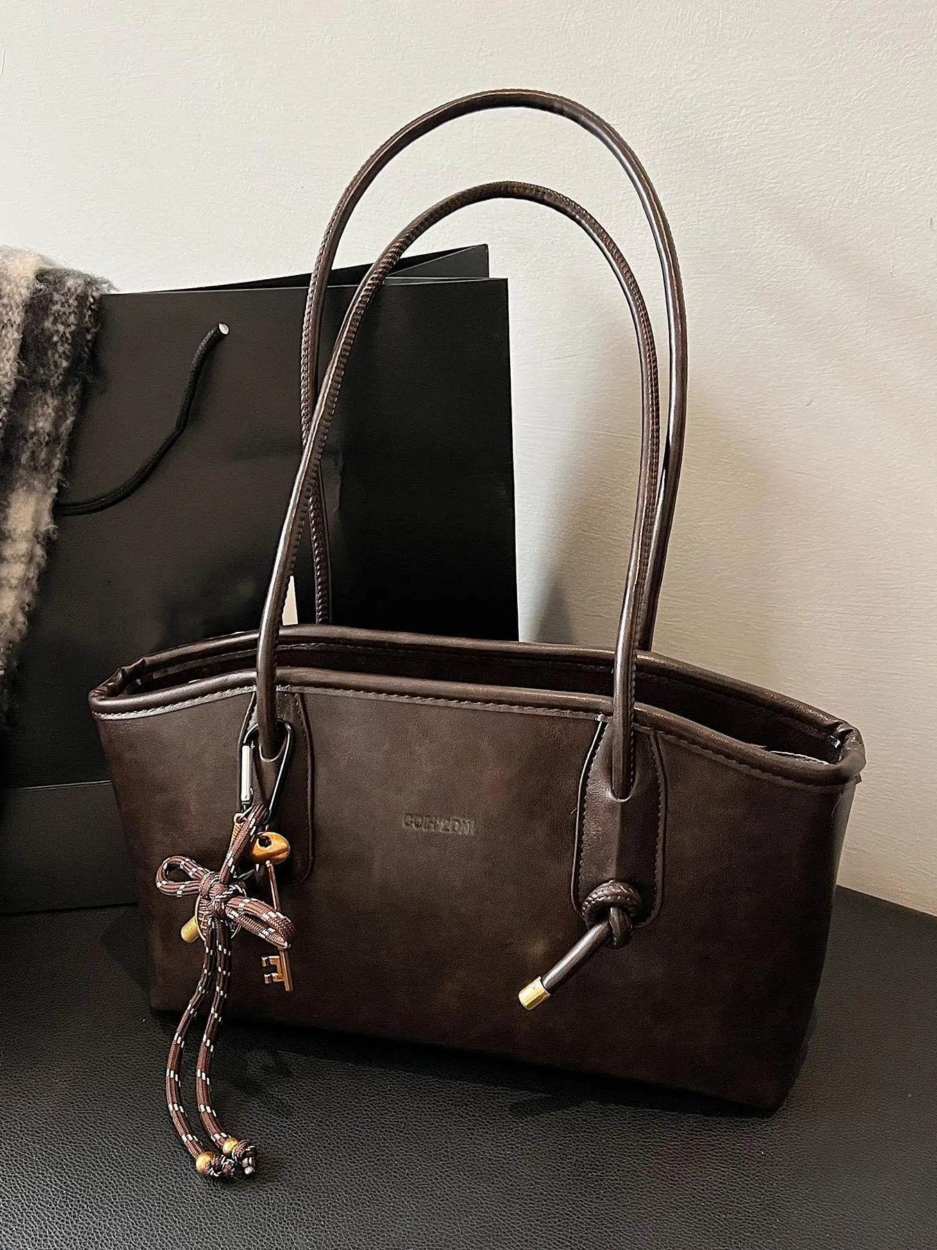 Simple, personalized, versatile style women's shoulder bag, Casual shoulder bag, lightweight, portable, suitable for daily occasions such as commuting, shopping, dating, gatherings. PU Tote Satchel