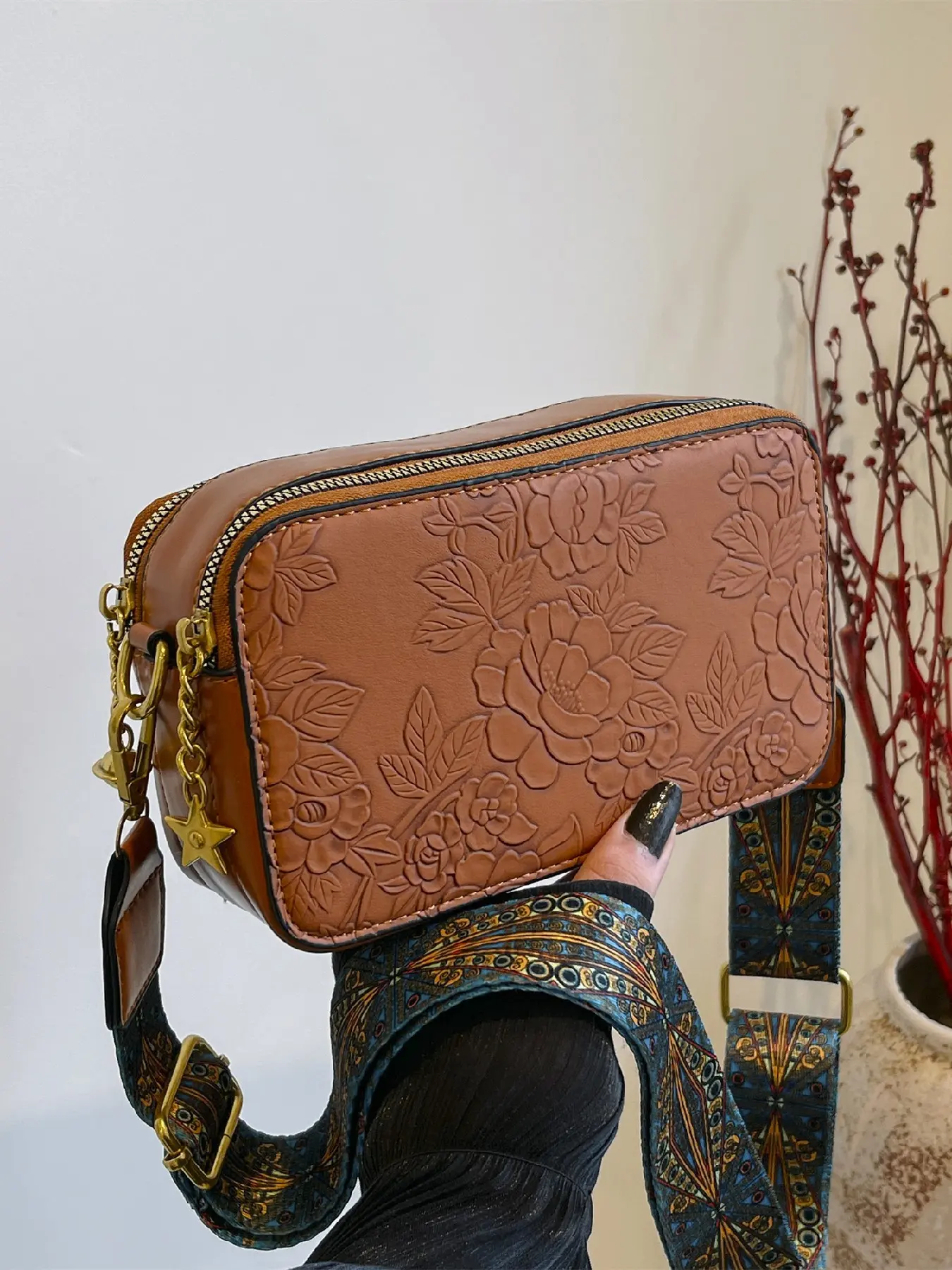 Vintage Embossed Camera Bag, Ethnic Style Wide Shoulder Strap, Detachable Strap, PU Material, Women's Fashion Casual Crossbody Bag, Boho Style Crossbody, Bohemian Crossbody Bag, Fashionable Unique Bags