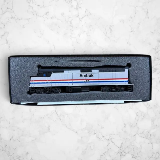 Bachmann Spectrum HO Scale EMD F40PH Model Train - Amtrak Phase III Amtrak Livery #242, Item 87018
