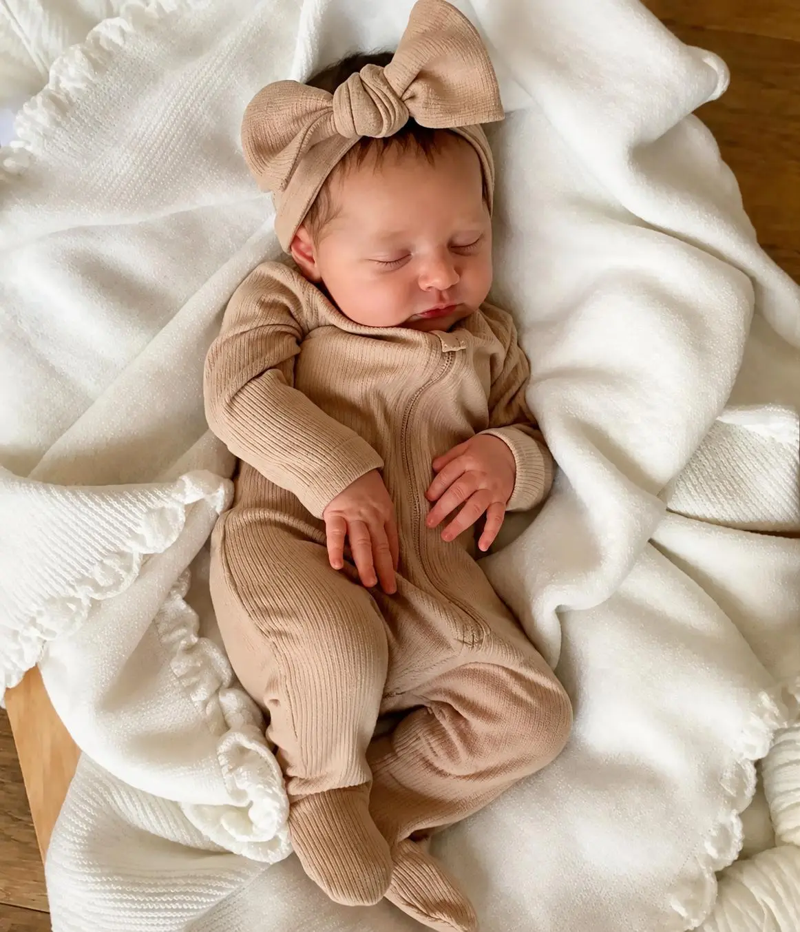 Realistic Reborn Sleeping Doll, 50cm Cute Vivid Doll Toy with 3D Skin and Visible Veins, Soft Silicone Newborn Doll with Pacifier, Bottle, Diaper, Birth Certification