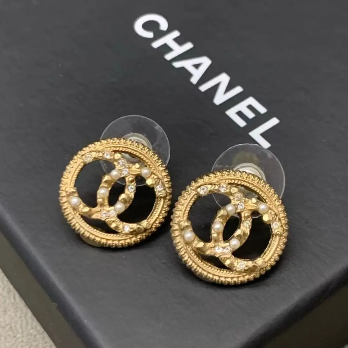 Pre-owned Chanel Pearl Crystal CC Round Earrings Gold 2018