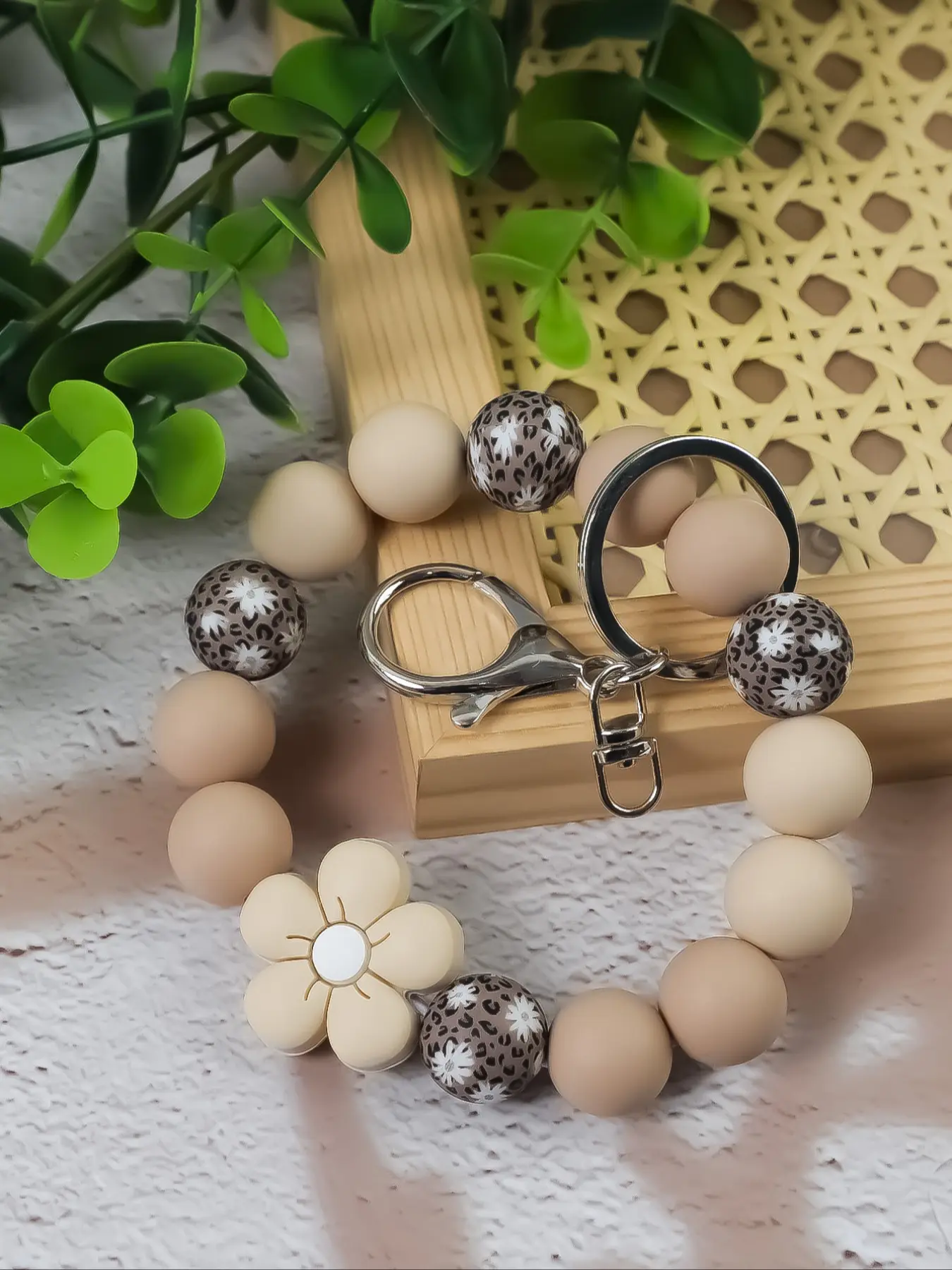Daisy Silicone Bead Bracelet Keychain Set, Keychain Wristlet Strap, Key Accessories, Floral Pattern Keychain, Sweet Flower Print Accessory for Women, Perfect Gift for Friends and Backpack Charm, Keychain for Bags, Cute Keychain