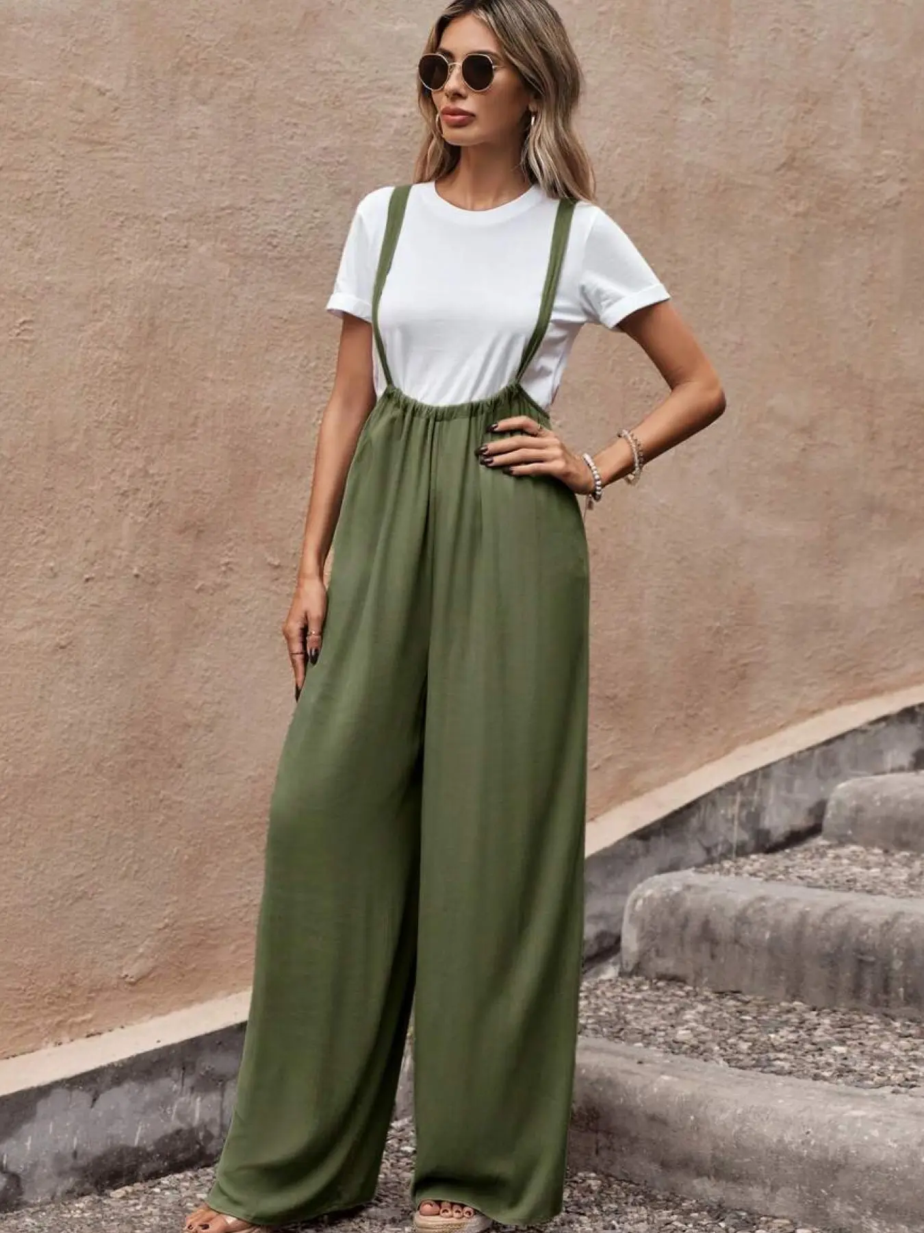 A pair of women's army green high-waisted wide-leg suspender pants, casual holiday style loose draped suspender trousers, Casual Fashion Trousers, suitable for seaside vacation, summer shopping, outdoor cafe attendance, etc., Casual Street Trousers