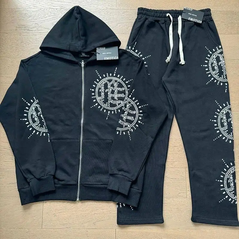 Men's 2-Piece Rhinestones Hooded Pullover Hoodie Set - Longsleeves, Casual Long Pants, Bold Mixed-Emotion Graphic Design Menswear Set