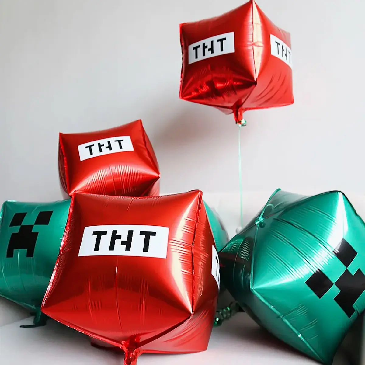 6-Piece Pixel Cube Design Aluminum Foil Metallic Balloons Complete Set, Video Game Miner Theme Party Decorations, Birthday Parties, 55.88 Cm Mining Themed Birthday Supplies, Gaming Enthusiasts