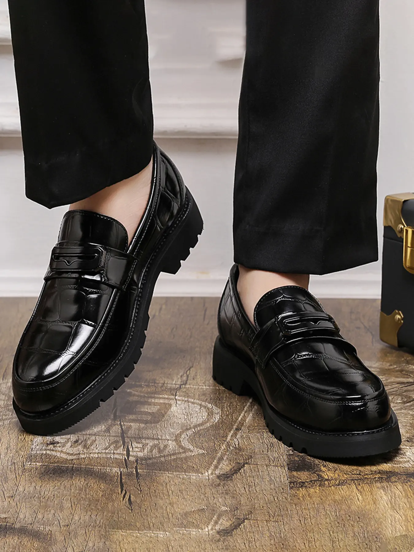 Men's Fashion Loafers Low-top Flat casual loafers with rubber soles Synthetic upper/lining/insole Pointed toe design All-season embossed leather slip-on business loafers Footwear