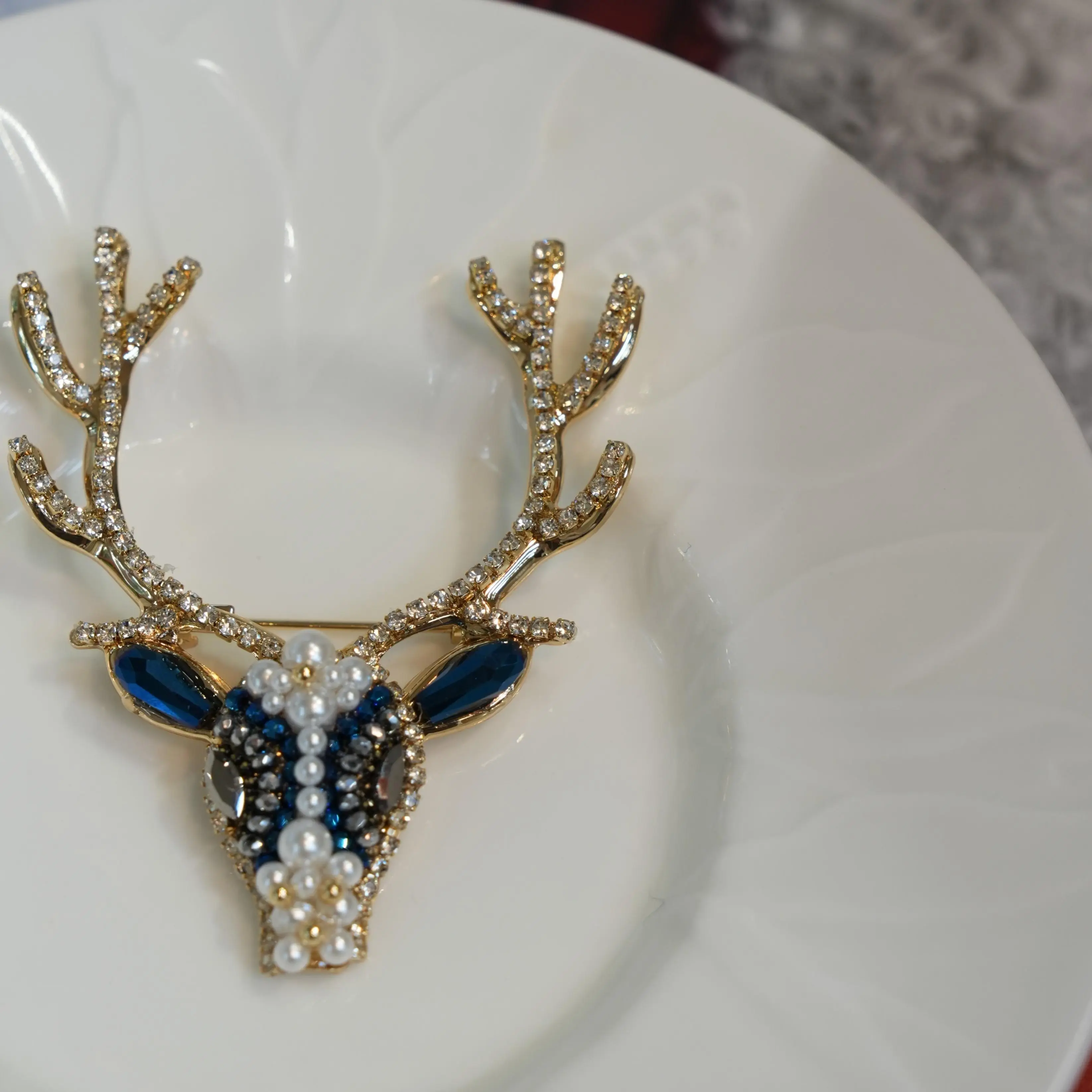Blue Crystal Pearl Deer Head Brooch Rhinestone Antler Reindeer Lapel Pin
