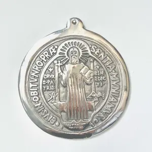 Medalla de San Benito para pared. Hecha de Pewter pulido mexicano. Un santo venerado por la fe católica.