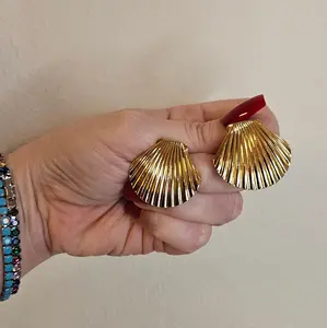 MAYRELIS – Aretes dorados en forma de concha en acero inoxidable / MAYRELIS – Gold shell-shaped stainless steel earrings