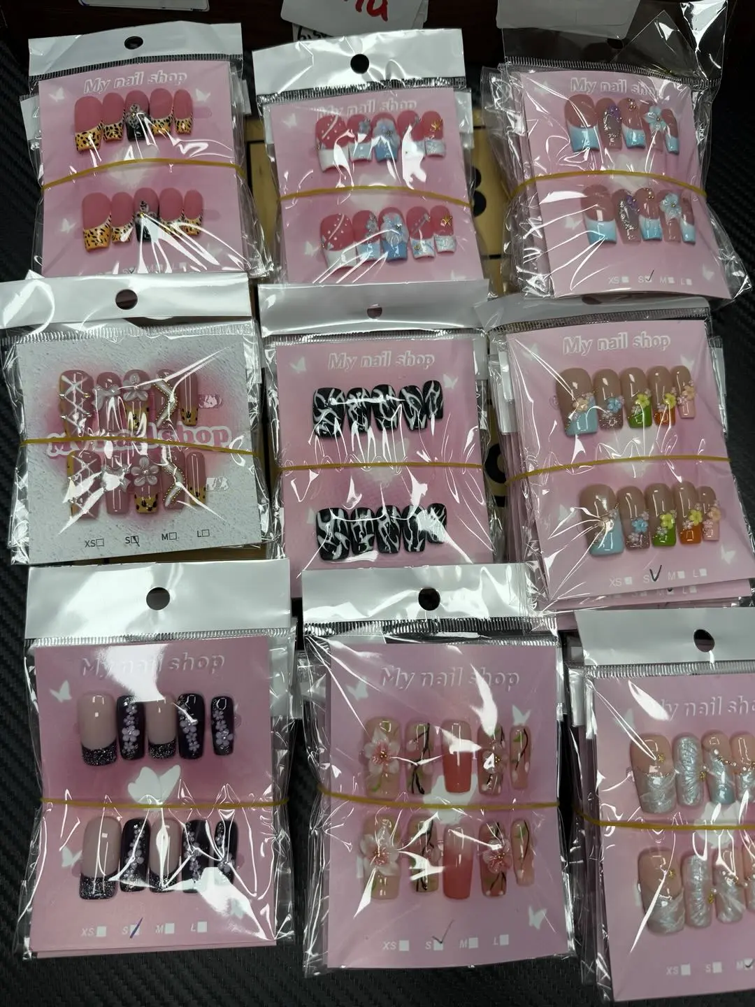 Una(10336)gc.40$ get 20 pairs of random coffin or square shape nails. We have different styles.