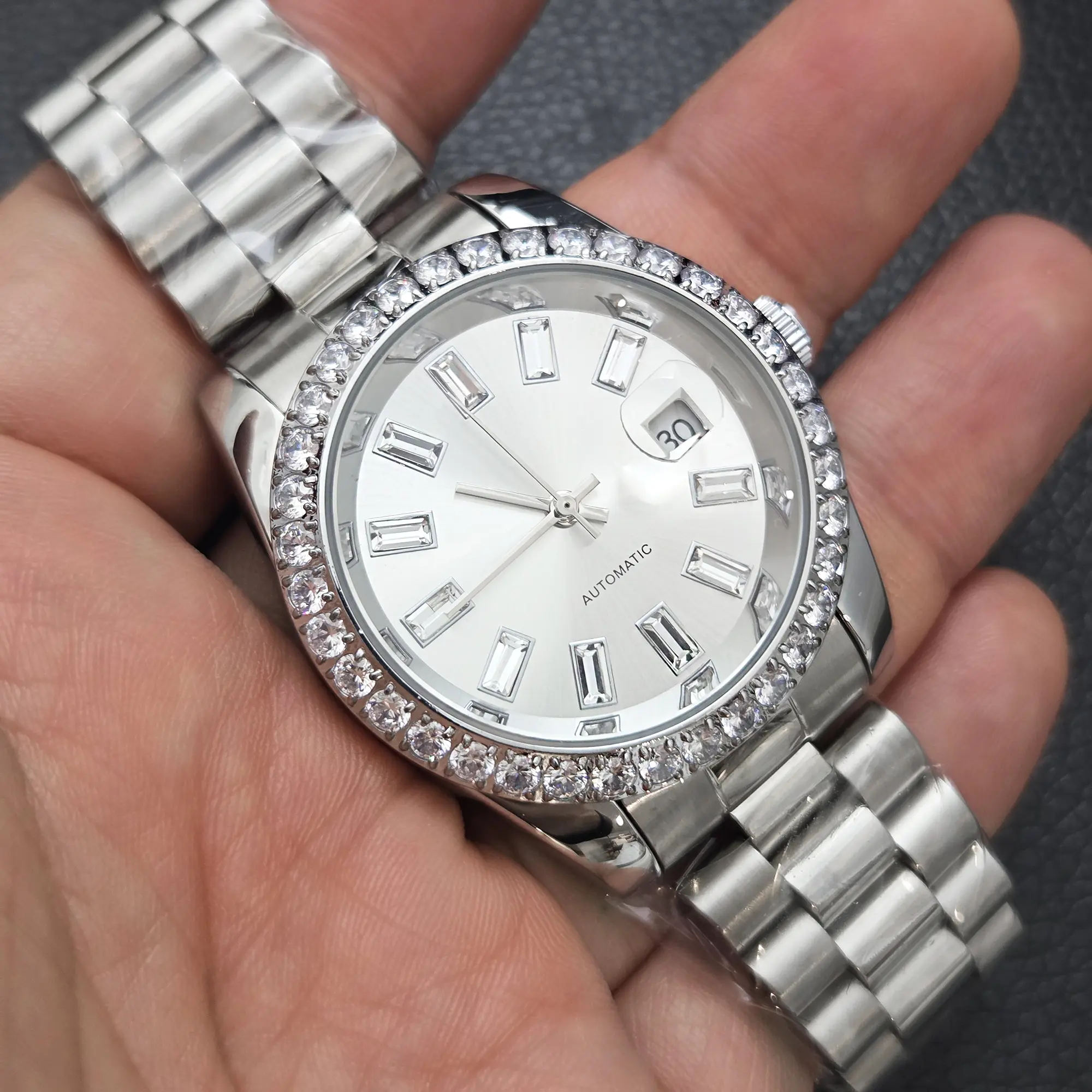 MaxBling81 Men's All-Metal Masculine Round Automatic Quartz Watch - Diamond Bezel, Calendar Date Function, Iced Luxury Hip Hop Business Casual Style, Diamond-Embellished Luxurious Non-Tarnish Analog Wristwatch, Diamond-Embellished Quartz Watches, All-Meta
