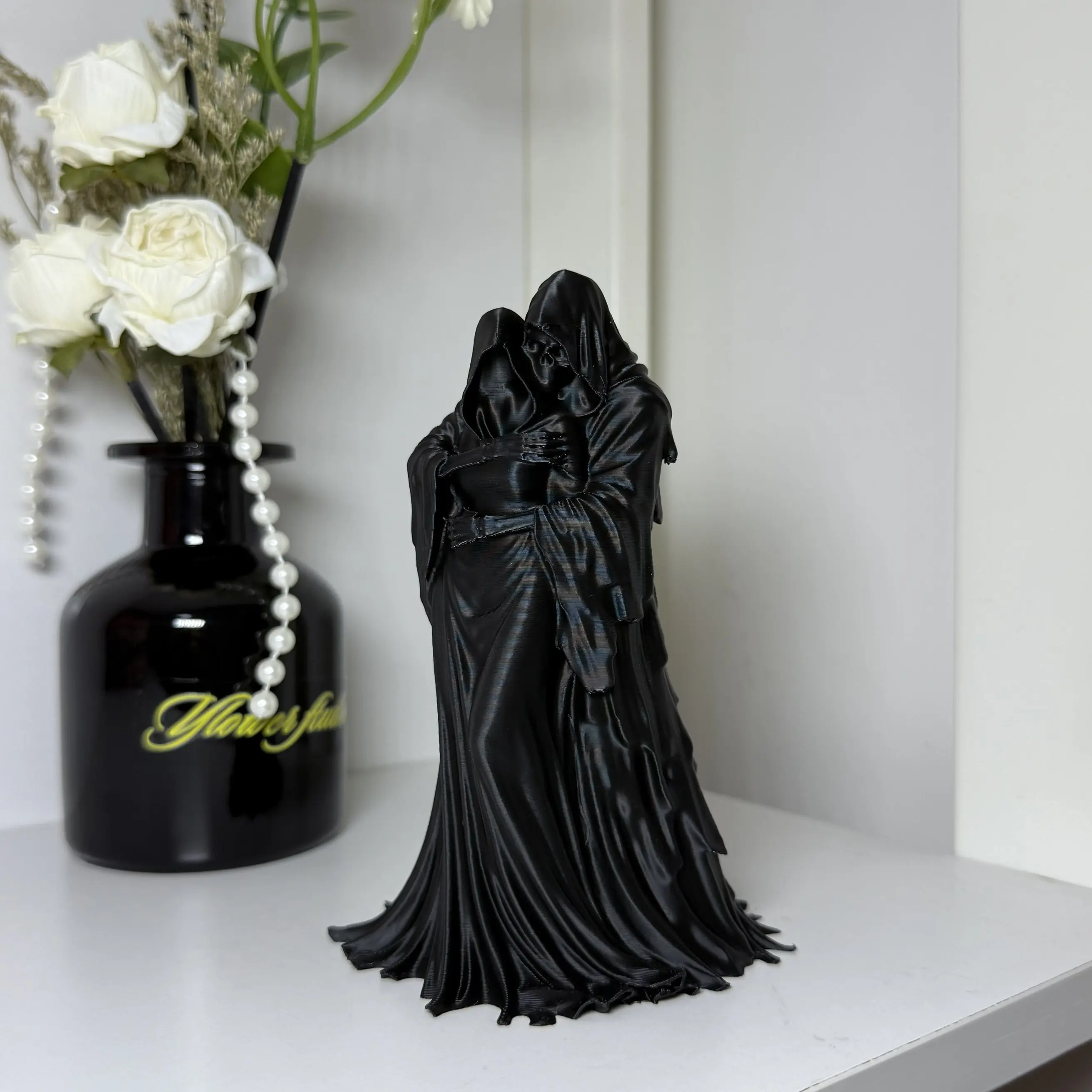 Grim Reaper Couple Statue – Reaper Hugging His Wife Figurine, Gothic Halloween Decor & Romantic Valentine’s Day Gift, Dark Fantasy Resin Sculpture, Eternal Love Till Death Do Us Part, Bookshelf Display Ornament