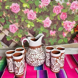 Jarra con vasos terracota con blanco