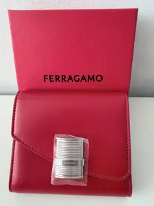 Pre-owned Leather Clutches & Wristlets Billetera Compacta Ferragamo con Broche Metálico Acanalado en Piel Roja