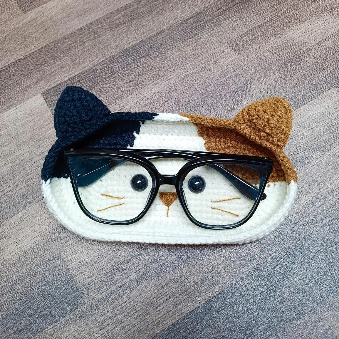 Crochet Mouse Glasses Holder - Handmade Eyeglass Stand, Cute Animal Desk Accessory, Soft Crochet Glasses Case, Gift for Glasses