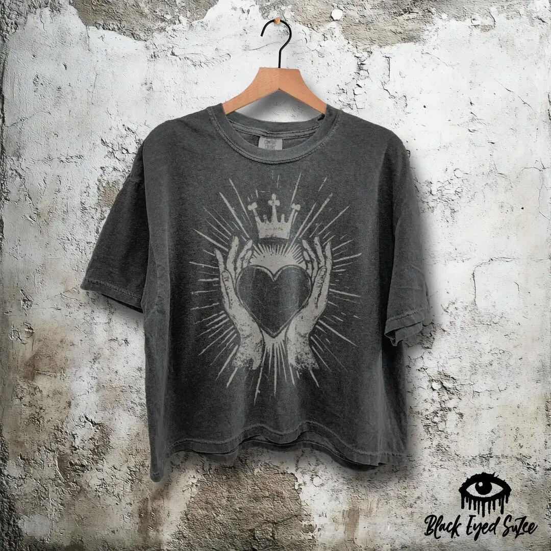 Distressed Claddagh Graphic Shirt - Irish friendship, heart, love, loyalty Cropped T-Shirt – Womens Comfort Colors Boxy Crop Tee in Pepper