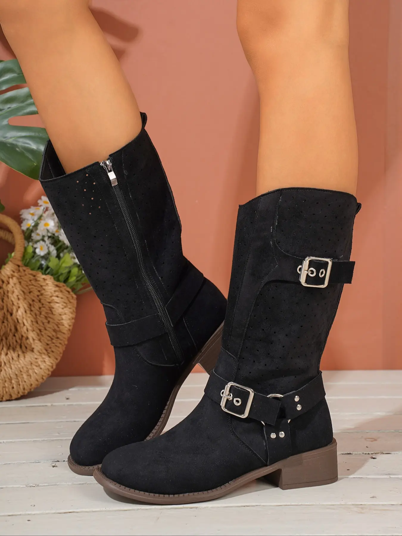 Fashionable women's ankle boots with metal chain straps, studded boots, suitable for all seasons. These boots are both comfortable and stylish, inspired by motorcycle shoes. They feature side zippers, metal buckles, rivets, and Metallic.