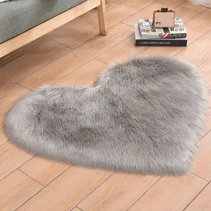 Solid Color Heart-Shaped Soft Fuzzy Mat, 1 Count Washable Plush Floor Mat, Fluffy Area Rug, Furry Soft Rugs, Durable Decorative Mat for Living Room & Bedroom