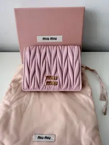 Pre-owned Leather Clutches & Wristlets Cartera Pequeña Miu Miu Matelassé en Piel Rosa Alabastro