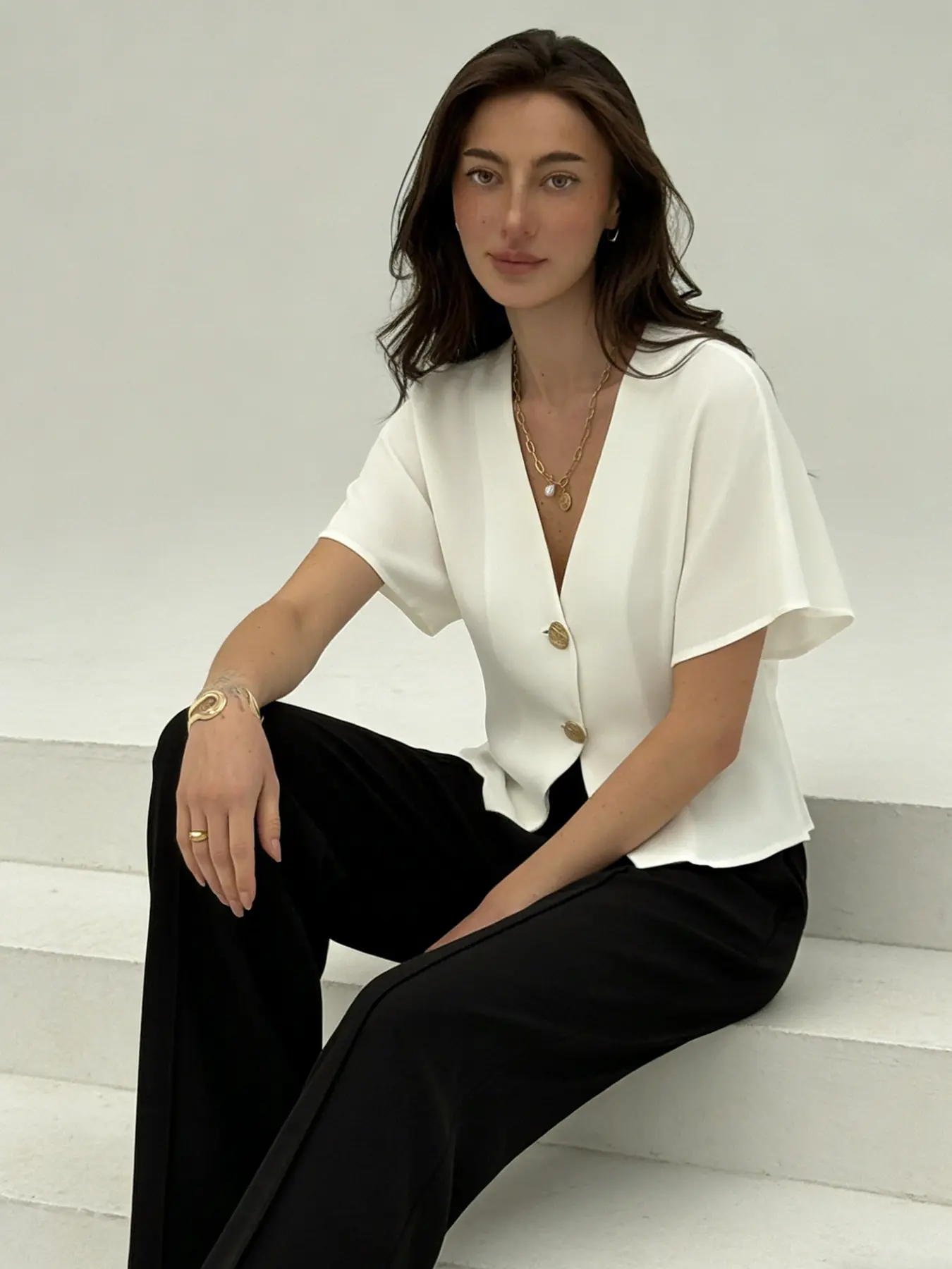 A women's white gold buckle V-neck short sleeved chiffon Blouse shirt with gold buckle decoration to enhance texture, V-neck design to highlight neck, suitable for commuting to work, shopping and outdoor wear