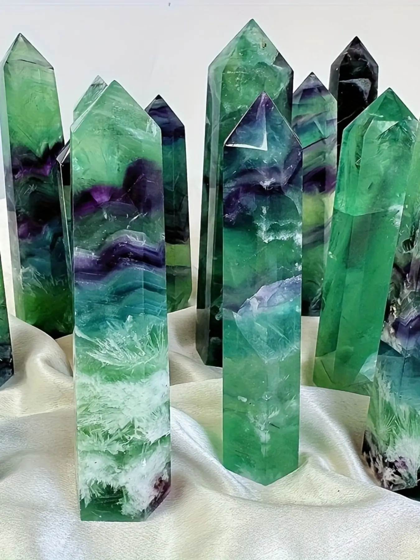 1pc Multicolored Feather Snowflake Fluorite Tower in Green And Purple - Bohemian-Style Marble Crystal Tower, Crystal Carvings, Crystal Decorative Ornaments, Natural Crystals, Unique Crystals, for Home Decor, Gift for Christmas, Natural Stone Decor