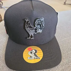 Gorra gallo color obscuro marca kamel ajustable