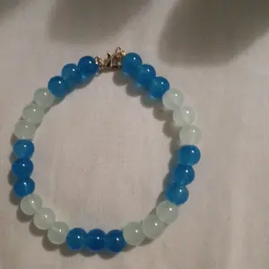 Bubbles themed glass bead wire bracelet