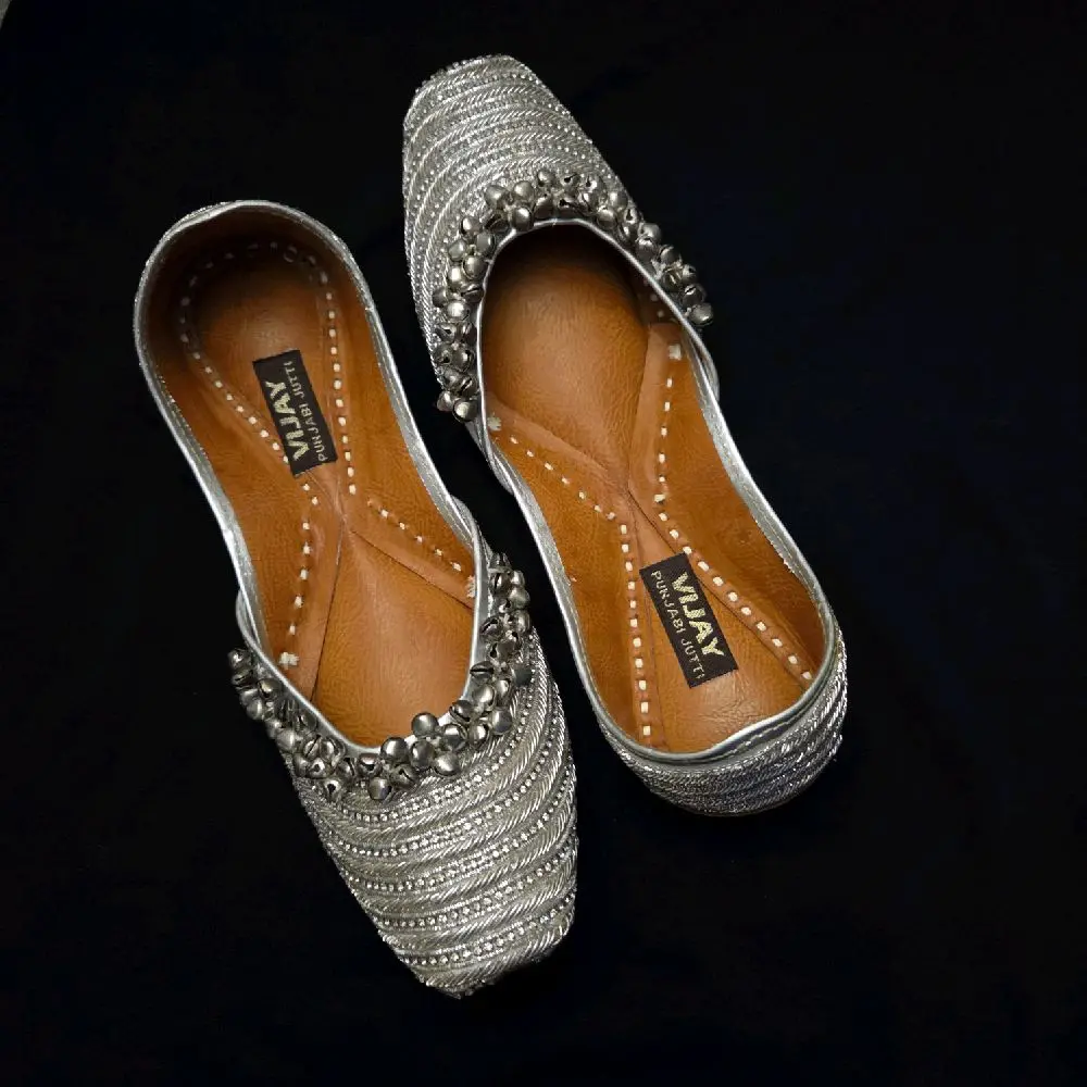 Punjabi Juthi - Traditional Indian Footwear with Intricate Embroidery and Beadwork