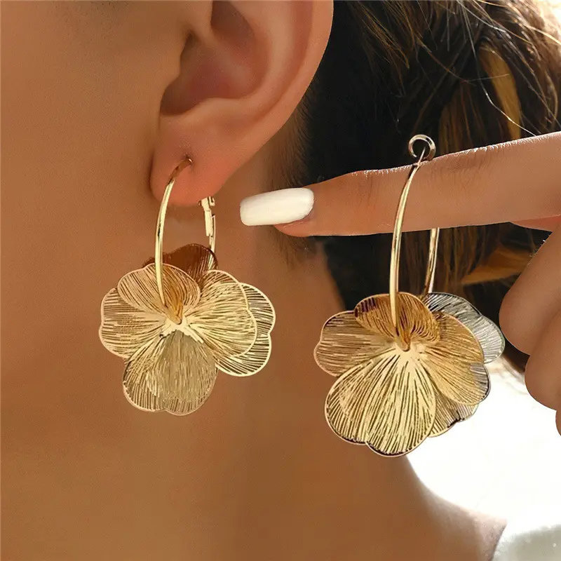 Soco Luxurious and sophisticated gold flower earrings, fashionable niche hoop earrings DDES0579, sweet and elegant ear accessories, 14K gold-plated