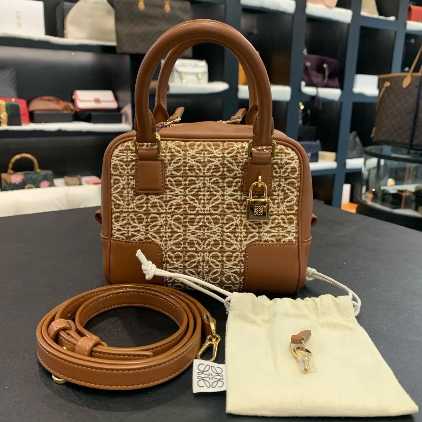 Pre-owned Loewe or above Loewe/Loewe caramel Amazona square fat boy size 16*7*13 accessories shoulder strap key lock XH 20618729