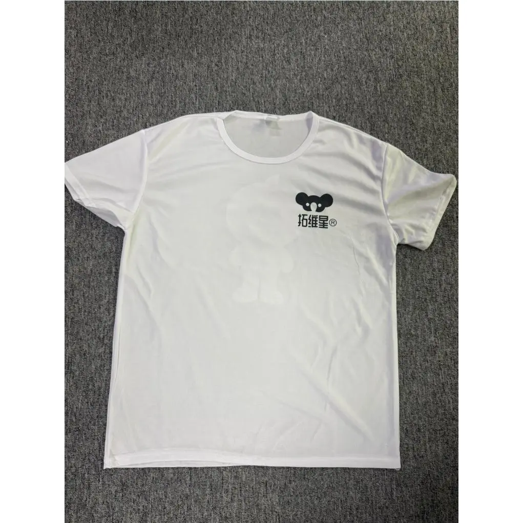 a white T shirt