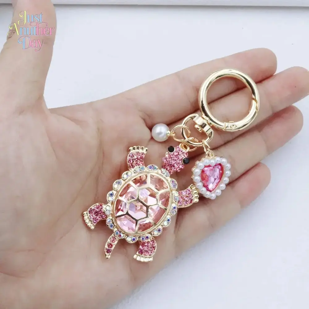 Cute Charms Keychain, Marine Turtle Ocean-Style Bag Charms Key Ring with Pearl Heart, Exquisite Unisex Camping & Hiking Accessory, Ideal Friendship Gift