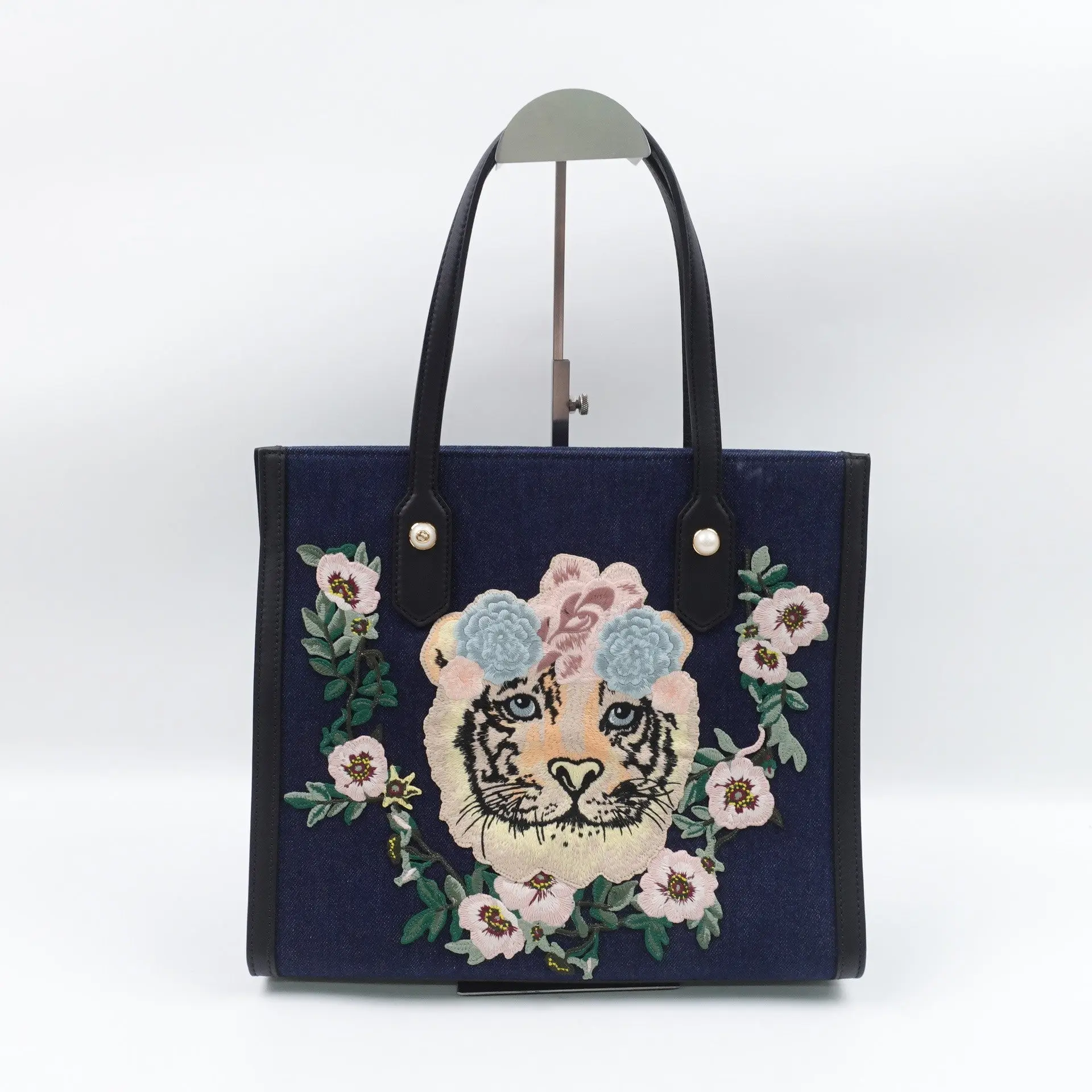 Pre-owned GUCCI embroidered canvas Tote Bag Navy Tiger T10429006