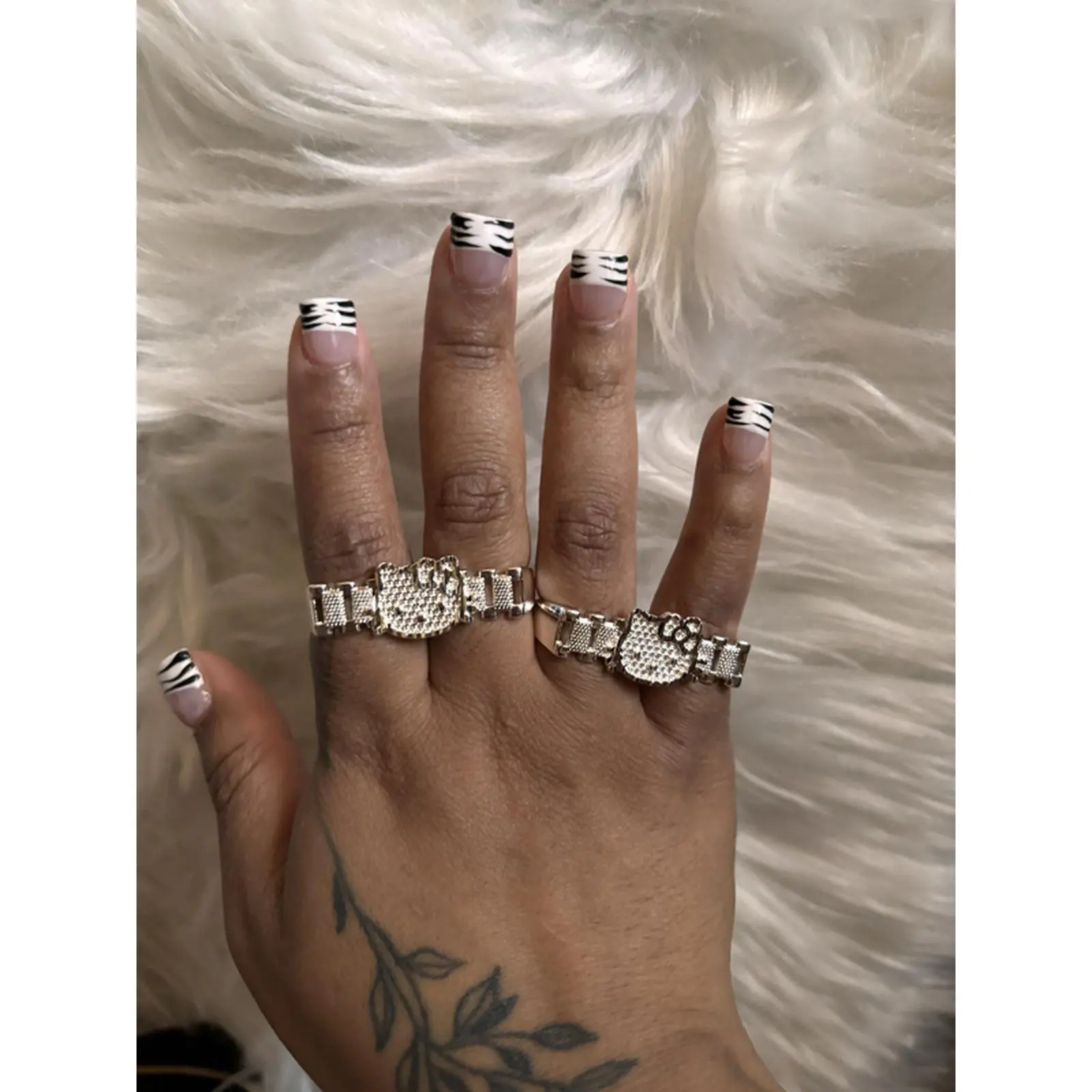 Silver HK Cartoon Double Finger Ring - Unique Design for Fashionable Look
