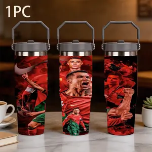 1pc 30oz large capacity portable thermos cup with Cristiano Ronaldo's Portugal national team blood collage pattern. Cristiano Ronaldo's No. 7 jersey is perfect for Ronaldo fans and Portugal fans to collect and use
