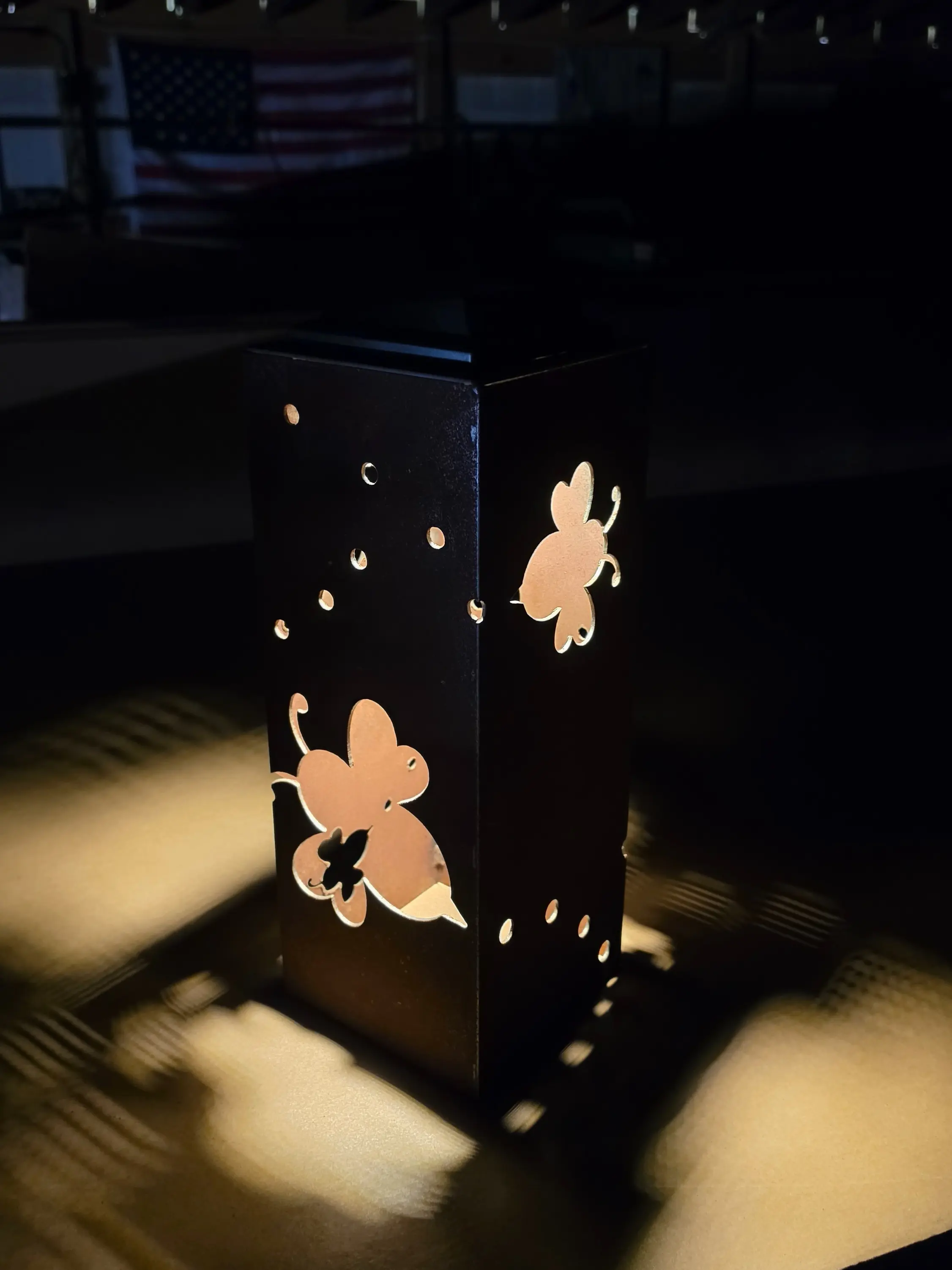 Bee Themed Solar Pillar Light - 14g Cold Rolled Steel Fixture, Beautiful Bee-Themed Cutout Design, Plastic Feet, Illumination, Shadow Play, Rust Stain Prevention, Concrete Paver Friendly, Outdoor Patio Garden Home Improvement Decor