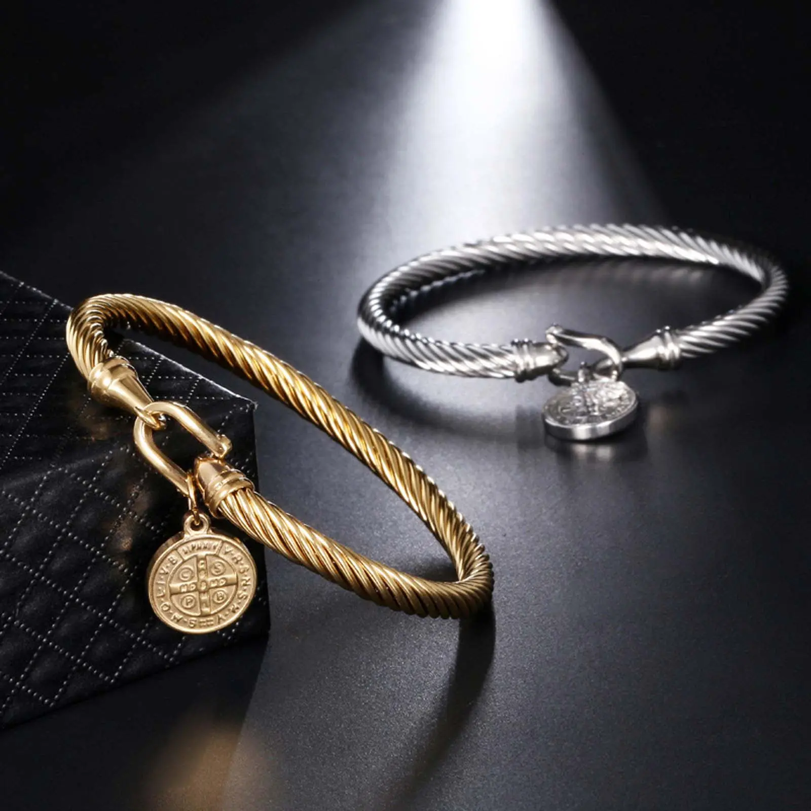 Elegant Bangle in Stainless Steel, Minimalist Unisex Jewelry with U-Hook Clasp & Hanging Tag, Available in Gold, Silver, Black, Stainless Steel Bracelets, Metal