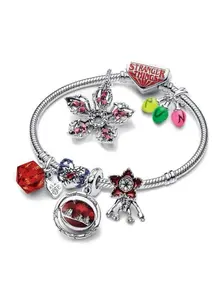 Stranger Things-themed amulets and charm bracelets; cartoon-shaped carnivorous plant beads, multi-colored candy charms, and personalized DIY pendant bracelets; fashionable accessories related to this American TV series.