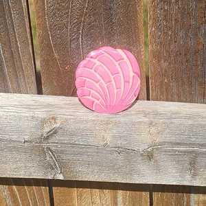 Pink concha grip