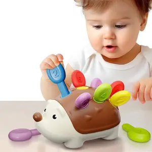 This hedgehog-shaped fine motor skills toy helps babies develop fine motor skills, hand-eye coordination, and sensory fine motor development. It's an early education toy suitable for children aged 3 and up, and is ideal for preschool education.