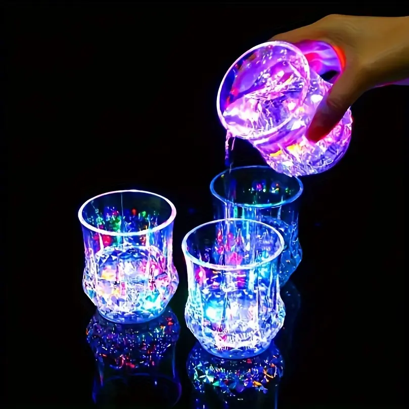2/4/6 Light Cups, Pour On The Bright Induction Pineapple Cup, Glow In The Dark Party Supplies, Colored LED Light Cups, Suitable for Parties, Birthdays, Christmas, Disco, Valentine's Day Birthday Gifts (6.76oz)