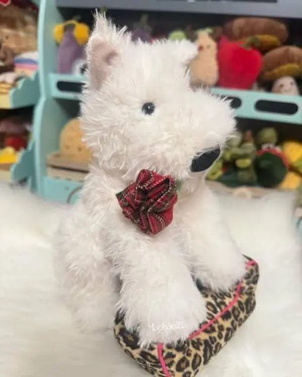 Jellycat Munro Scottie Dog 'Love You' plush toy (a charming cream-colored shaggy dog ​​featuring a lovely red plaid pattern), a meaningful gift.