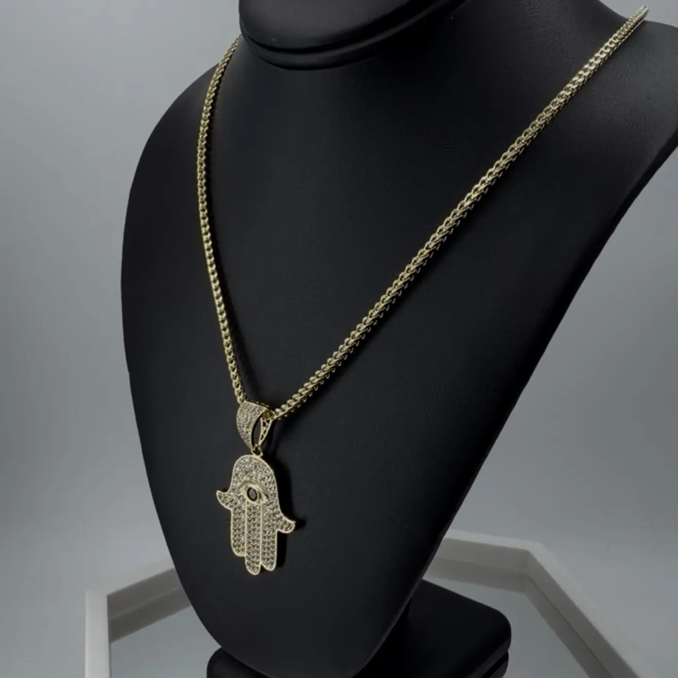 Cadena con dije de la mano de fatima